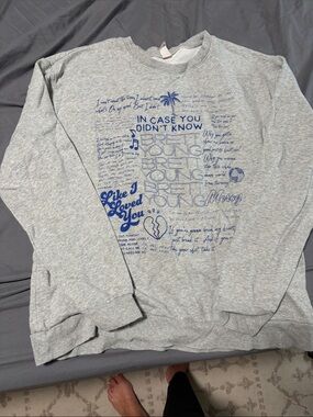 Alternative Gray Long-Sleeve Crewneck Shirt with Blue Graphic